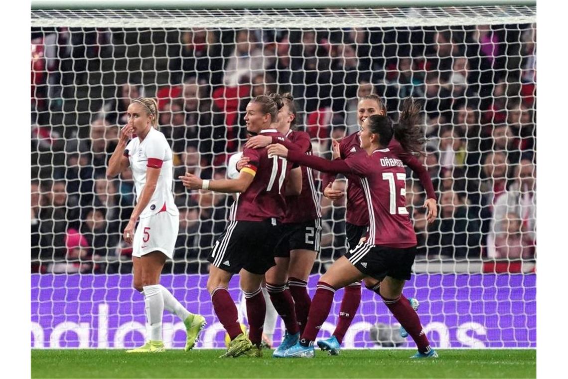 DFB-Frauen mit beeindruckendem Sieg in Wembley gegen England Deutschlands Fußball-Frauen durften sich in Wembley über den Sieg freuen. Foto: John Walton/PA Wire/dpa