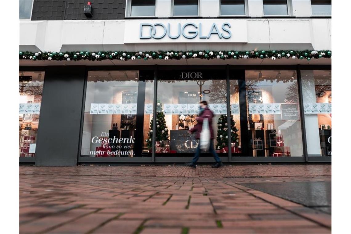 Deutschlands größte Parfümeriekette Douglas will fast jede siebte Filiale schließen. Foto: Fabian Strauch/dpa