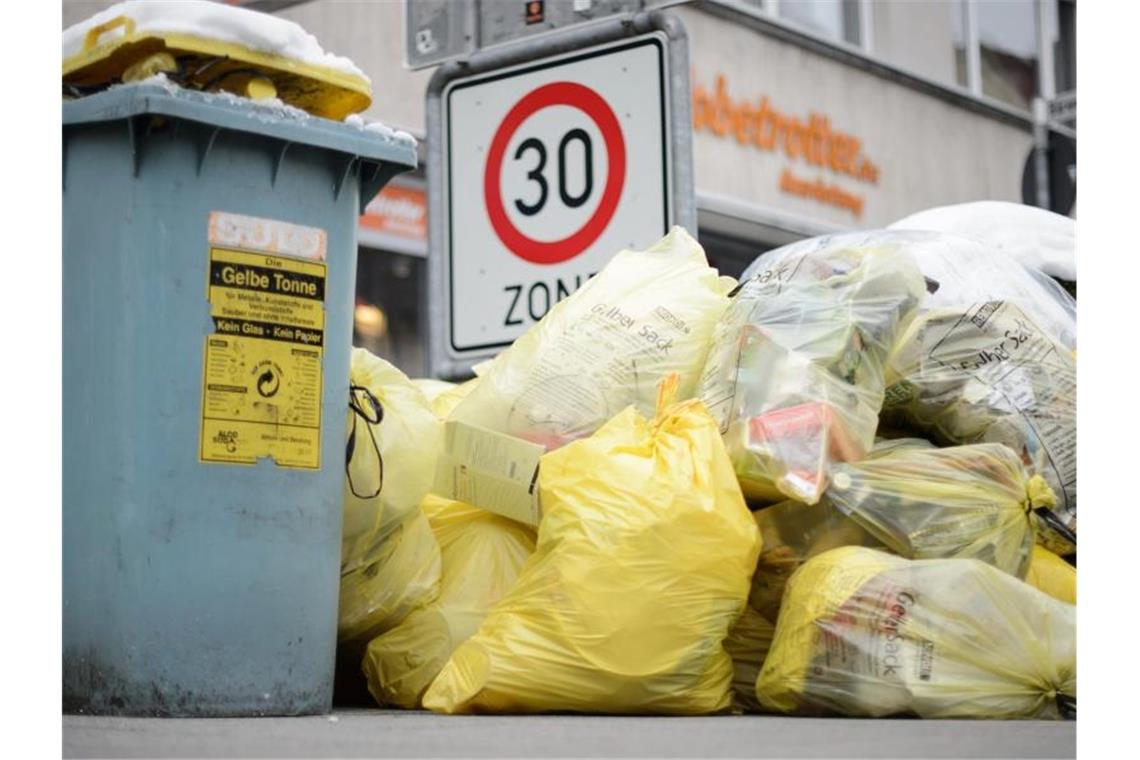 Deutschlands größter Entsorgungskonzern, Remondis, darf sich nicht den Grünen Punkt einverleiben. Das Bundeskartellamt hat den Zusammenschluss mit dem Kölner Unternehmen DSD, das die Markenrechte an dem Recyclingzeichen hält, untersagt. Foto: Sina Schuldt