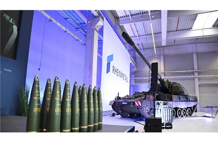 Deutschlands größter Rüstungskonzern Rheinmetall hat ein neues Werk für Artilleriemunition eröffnet.