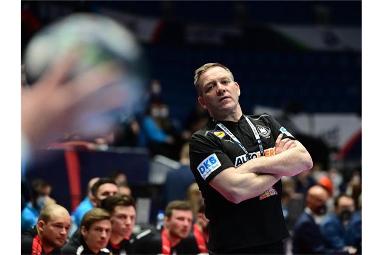 Deutschlands Handball-Cheftrainer Alfred Gislason muss sein Team auf die Schweden vorbereiten. Foto: Marijan Murat/dpa