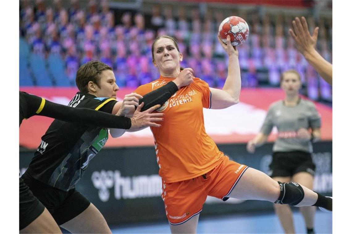 „Noch alles drin“: DHB-Frauen vor Showdown gegen Kroatien Deutschlands Handball-Frauen um Alina Grijseels (l) mussten sich den Niederlanden knapp geschlagen geben. Foto: Bo Amstrup/Ritzau Scanpix/AP/dpa
