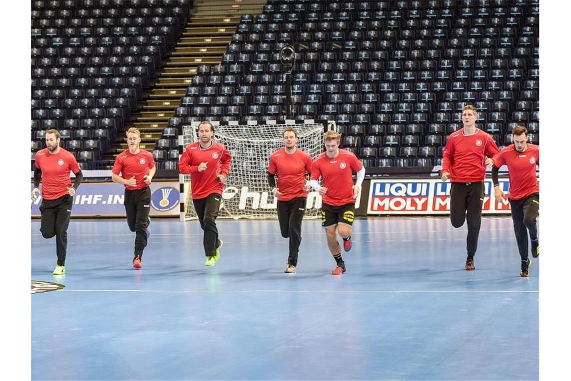 Deutschlands Handball-Nationalmannschaft trainiert für das Halbfinale gegen Norwegen. Foto: Axel Heimken