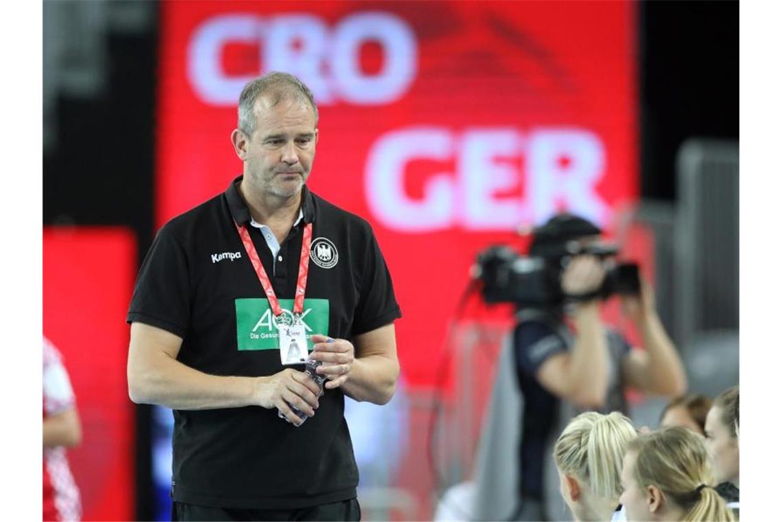 Frauen-Auswahl mit drei Torhüterinnen zur WM nach Japan Deutschlands Handball-Trainer Henk Groener steht am Spielfeldrand. Foto: Damir SENCAR/HINA/dpa