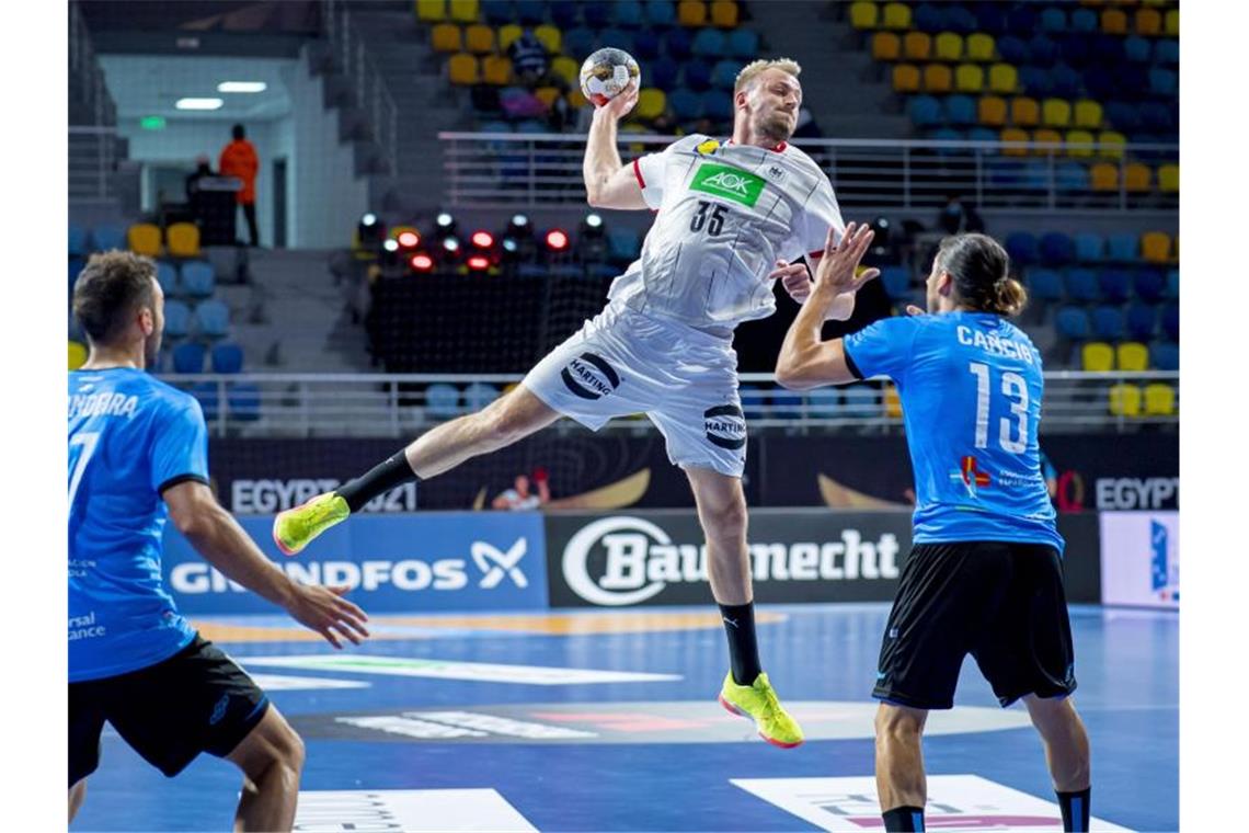 Deutschlands Handballer um Julius Kühn (M) feierten zum WM-Auftakt einen souveränen Sieg gegen Uruguay. Foto: Sascha Klahn/dpa