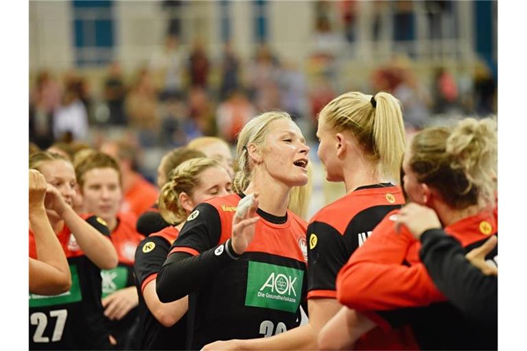 Deutschlands Handballfrauen feiern den Kantersieg gegen Weißrussland. Foto: Nicolas Armer