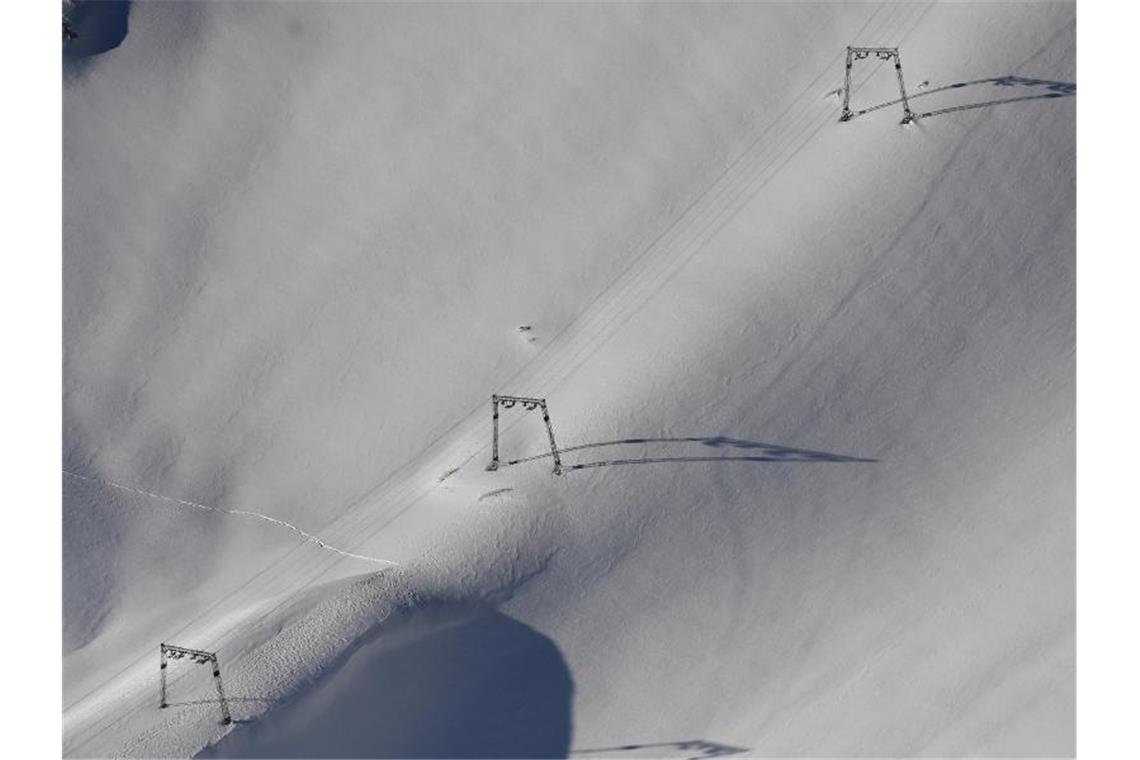 Zugspitze startet in die neue Skisaison Deutschlands höchstgelegenes Skigebiet an der Zugspitze startet den Wintersportbetrieb. Foto: Angelika Warmuth/dpa