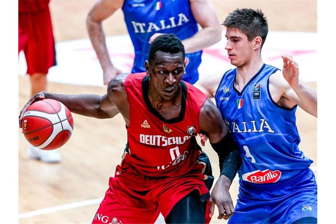 „So muss Nationalmannschaft sein“: DBB-Team überzeugt Deutschlands Isaac Bonga (l) in Aktion gegen Italiens Leonardo Candi. Foto: Axel Heimken/dpa