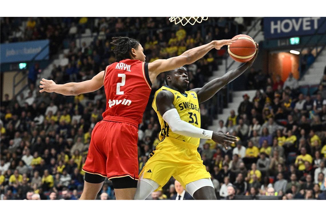 Basketballer verlieren beim Bundestrainer-Debüt in Schweden Deutschlands Jack Kayil in Aktion.