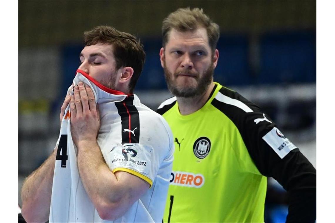 Handballer hoffen auf versöhnliches EM-Ende Deutschlands Johannes Golla (l) und Deutschlands Torhüter Johannes Bitter sind enttäuscht. Foto: Marijan Murat/dpa