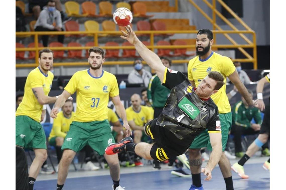 Nach WM-Aus: Deutsche Handballer mit Sieg gegen Brasilien Deutschlands Johannes Golla wirft den Ball aufs Tor. Foto: Petr David Josek/AP POOL/dpa