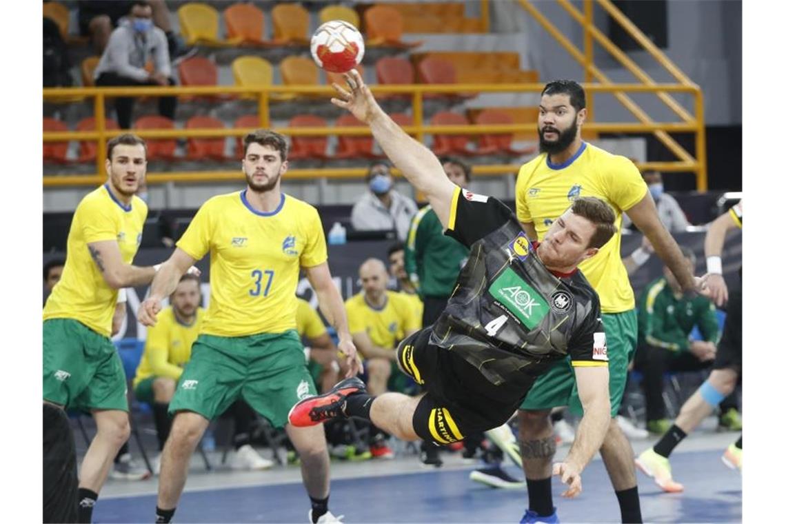 Deutschlands Johannes Golla wirft den Ball aufs Tor. Foto: Petr David Josek/AP POOL/dpa