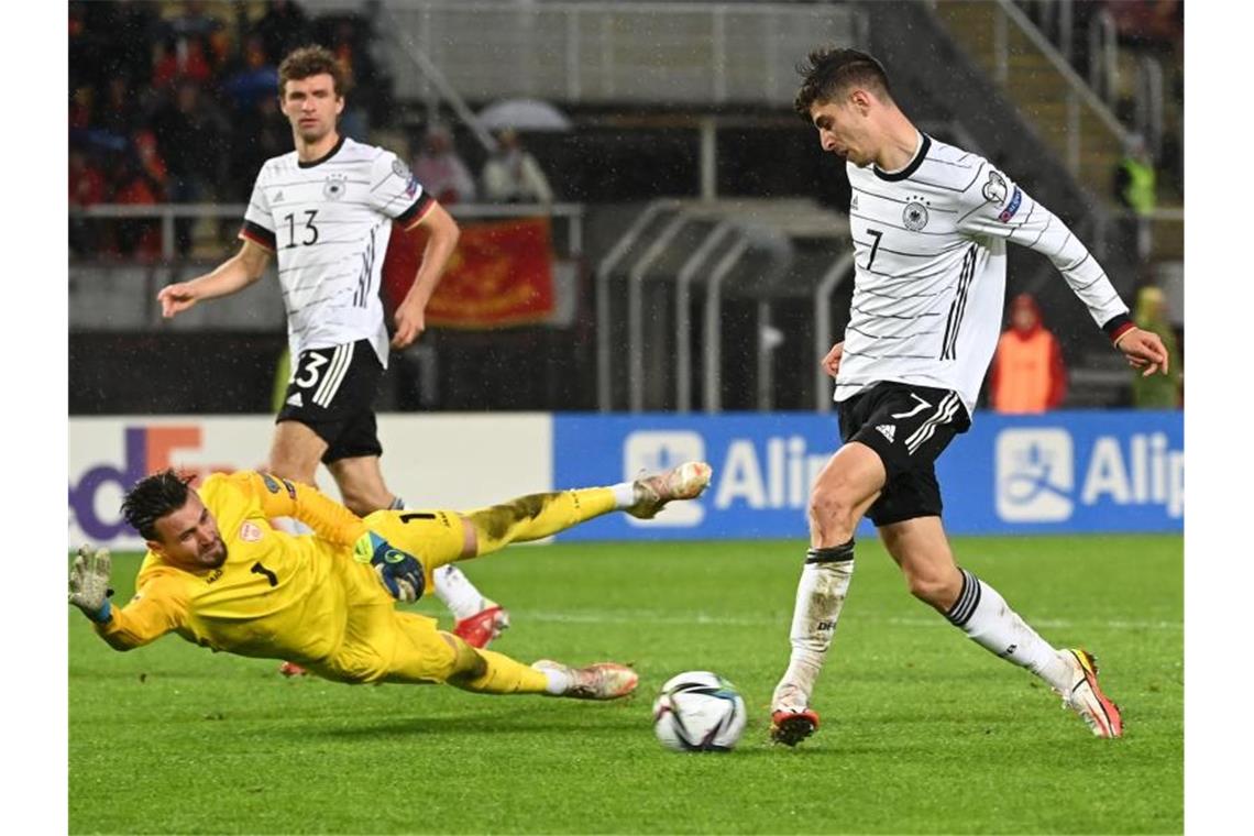 Fünfter Flick-Sieg bringt WM-Ticket: Werner-Tore beim 4:0 Deutschlands Kai Havertz (r) trifft zur 1:0-Führung. Nordmazedoniens Torwart Stole Dimitrievski kann das Tor nicht verhindern. Foto: Federico Gambarini/dpa