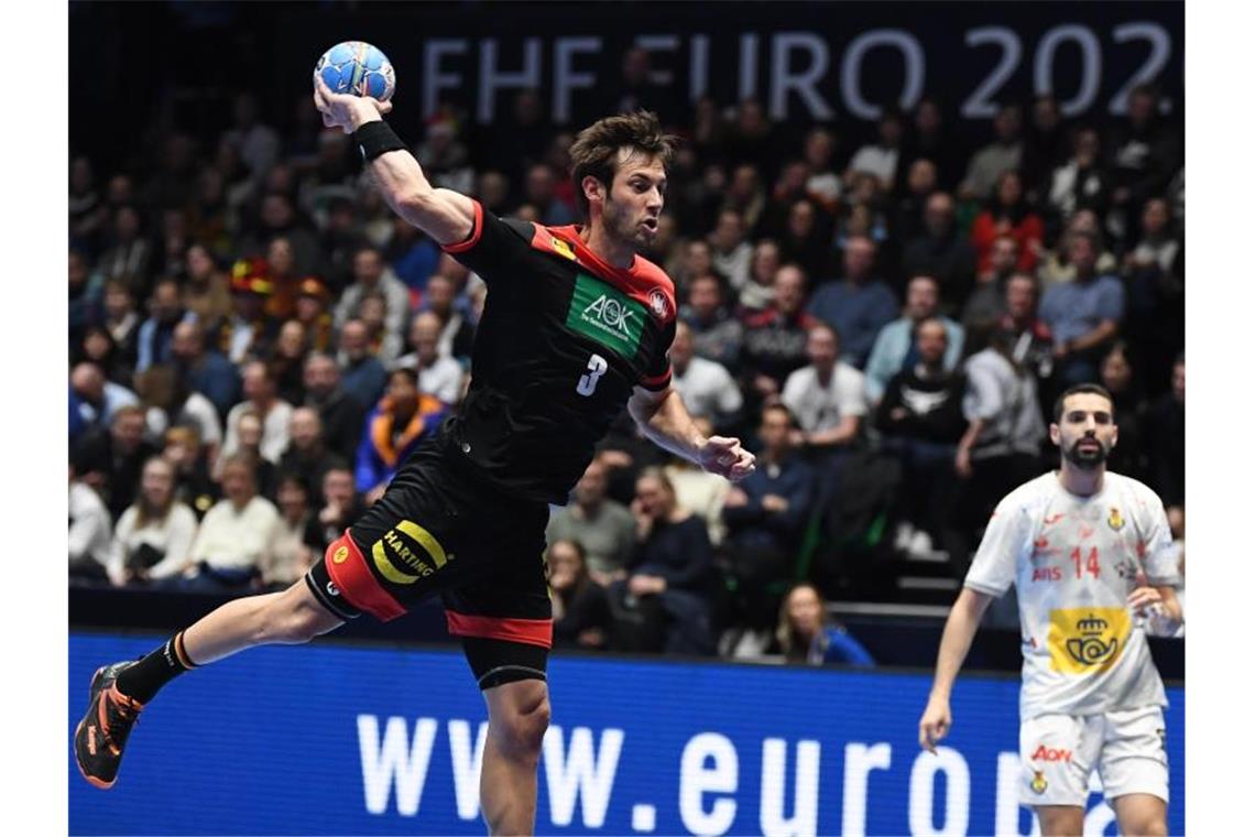 Desolate Handballer mit bitterer EM-Pleite gegen Spanien Deutschlands Kapitän Uwe Gensheimer wirft auf das spanische Tor. Foto: Robert Michael/dpa-Zentralbild/dpa