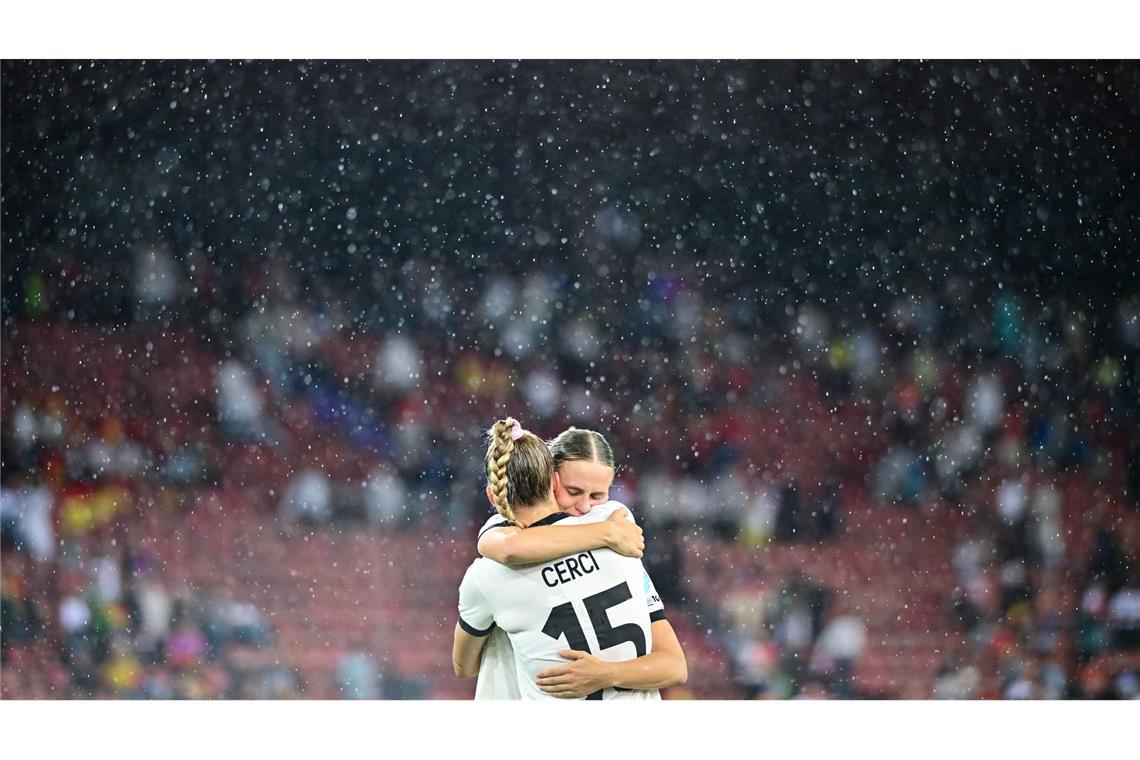 Deutschlands Klara Bühl und Selina Cerci umarmen sich nach dem Spiel gegen Spanien bei der EM in der Schweiz.