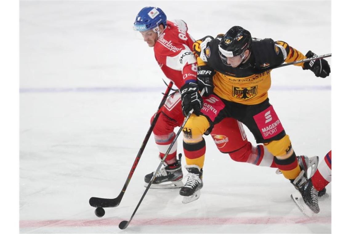 Verbessertes deutsches Eishockey-Team verliert erneut Deutschlands Laurin Braun (r) im Zweikampf mit dem Tschechen Ondrej Beranek. Foto: Daniel Karmann/dpa