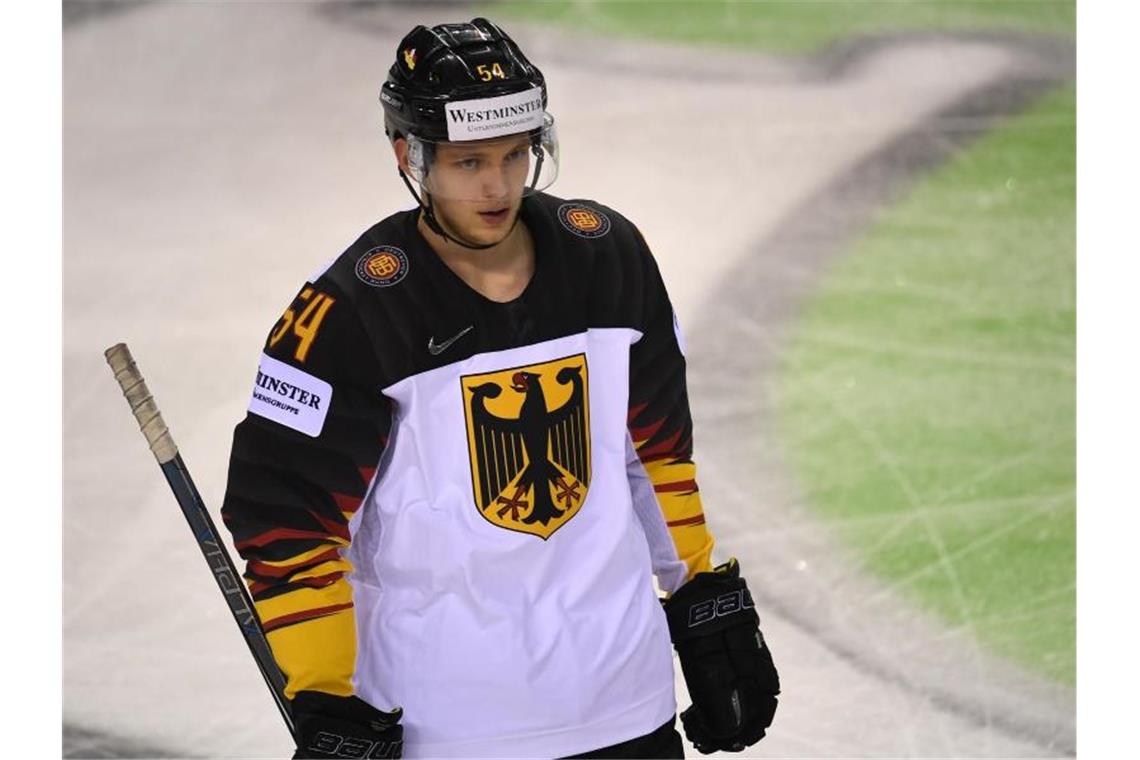Bericht: Adler Mannheim holen Nationalspieler Bergmann Deutschlands Lean Bergmann steht auf dem Eis. Foto: Monika Skolimowska/dpa-Zentralbild/dpa