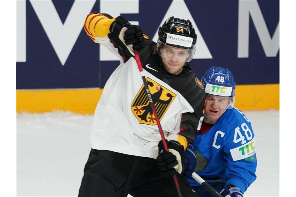 Adler Mannheim holen Nationalspieler Lean Bergmann zurück Deutschlands Lean Bergmann und Kasachstans Roman Starchenko. Foto: Roman Koksarov/dpa