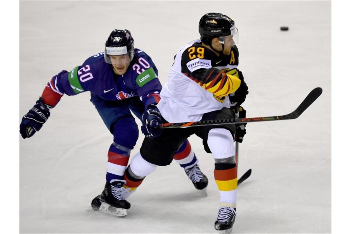 Deutschlands Leon Draisaitl (r) und Großbritanniens Jonathan Phillips kämpfen um den Puck. Foto: Monika Skolimowska