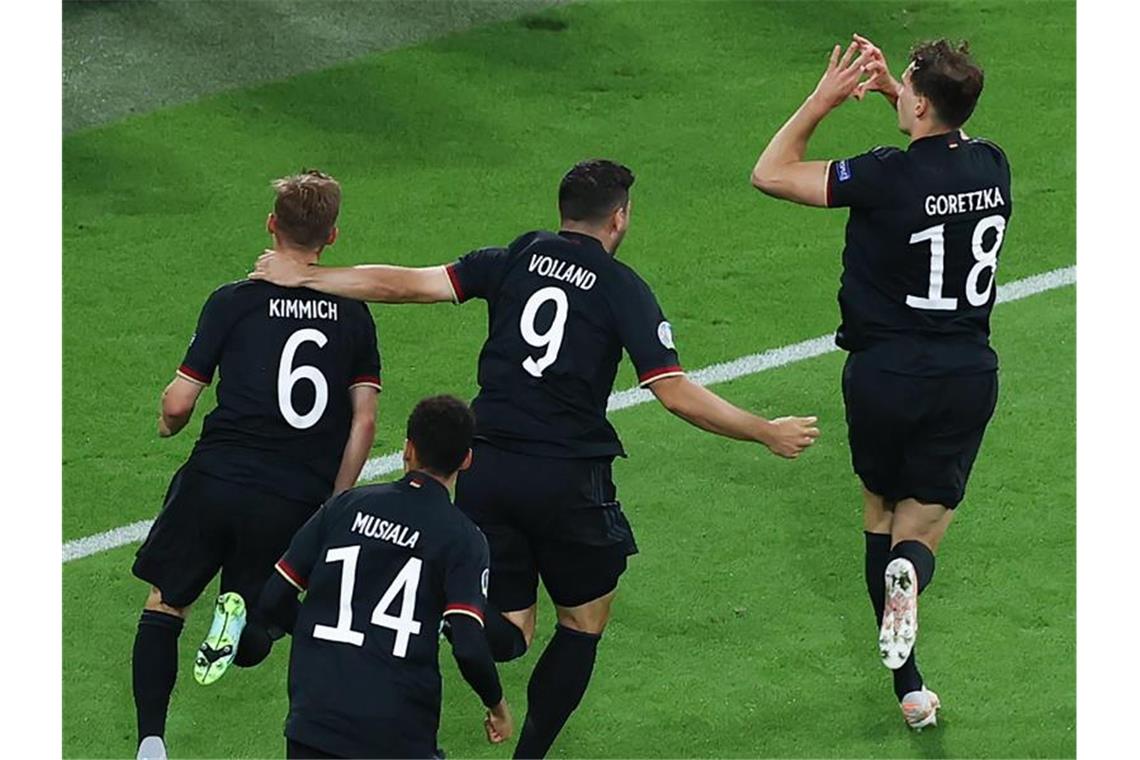 Deutschlands Leon Goretzka (r) machte mit seinem Tor zum 2:2 den Einzug ins Achtelfinale perfekt. Foto: Christian Charisius/dpa