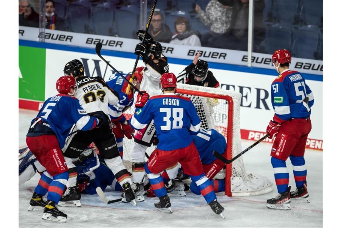 DEB-Team startet mit Sieg gegen Russland in Deutschland Cup Deutschlands Leonhard Pföderl (2.v.l.) erzielt den Treffer zum 3:2 gegen Russland. Foto: Bernd Thissen/dpa
