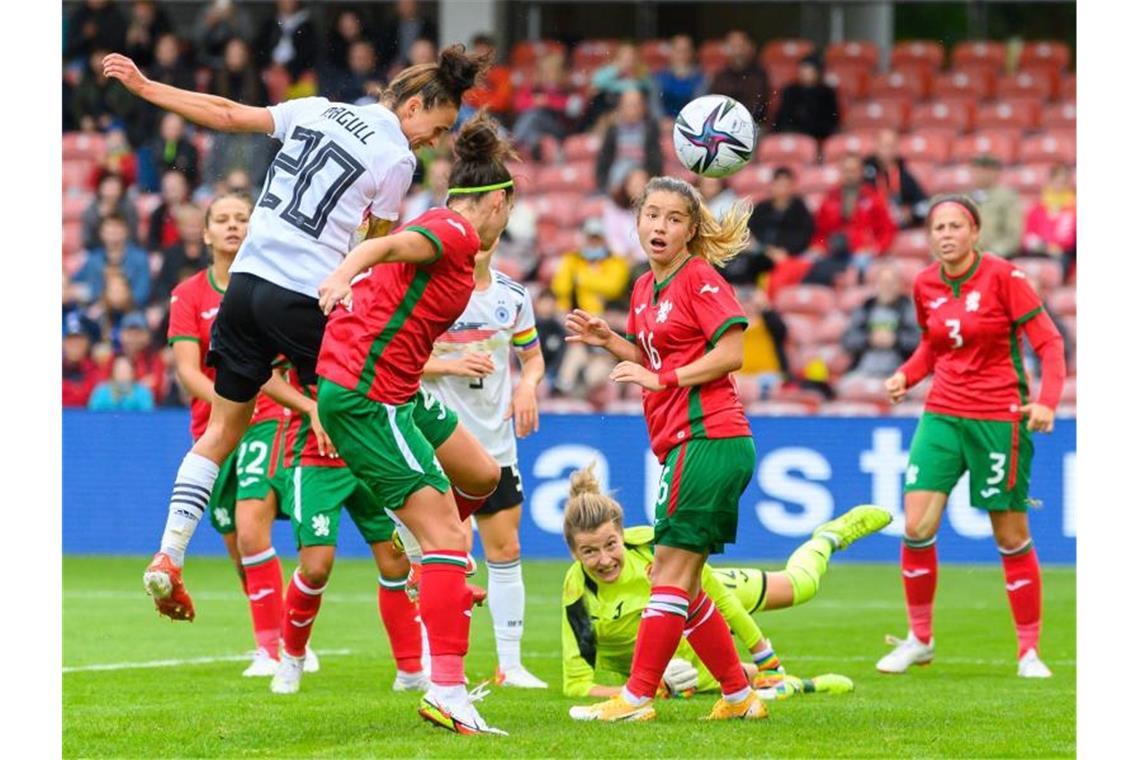 Konkurrenzkampf bei DFB-Frauen eröffnet Deutschlands Lina Magull erzielt das Tor zum 3:0. Foto: Robert Michael/dpa-Zentralbild/dpa