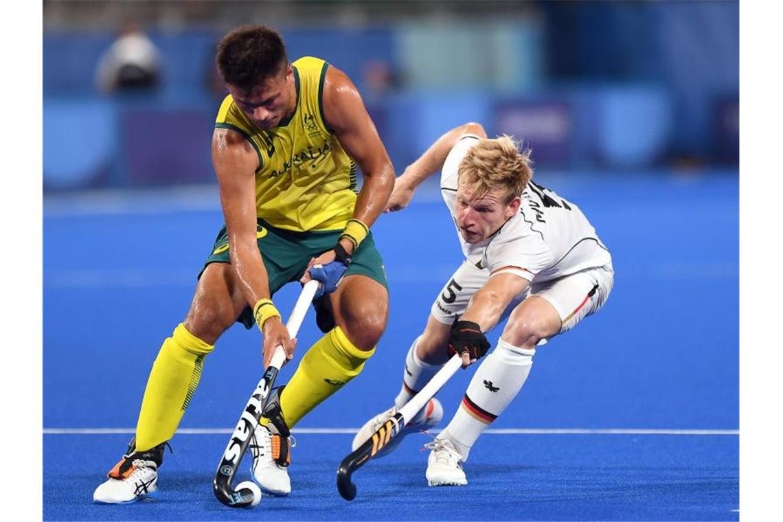 Deutschlands Linus Müller (r) im Zweikampf mit Tim Brand aus Australien. Foto: Swen Pförtner/dpa