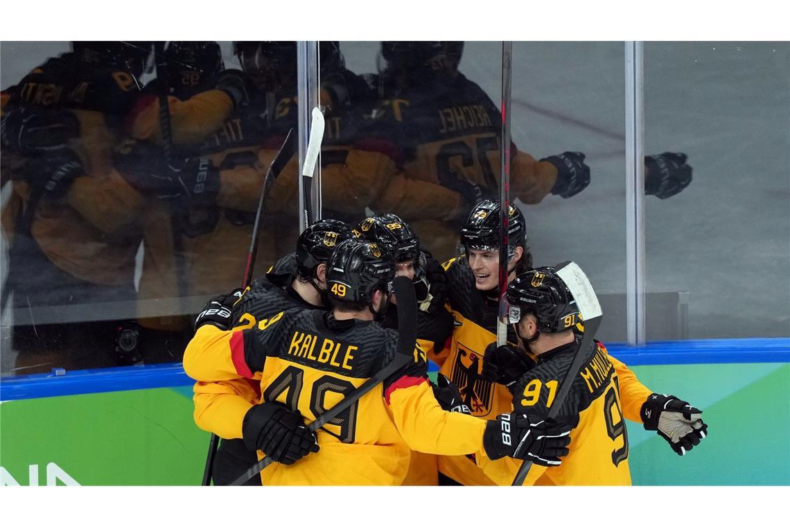 Deutschlands Mannschaft bejubelt das Tor zum 2:0 beim Spiel gegen Frankreich bei den Olympischen Winterspielen Mailand Cortina 2026.