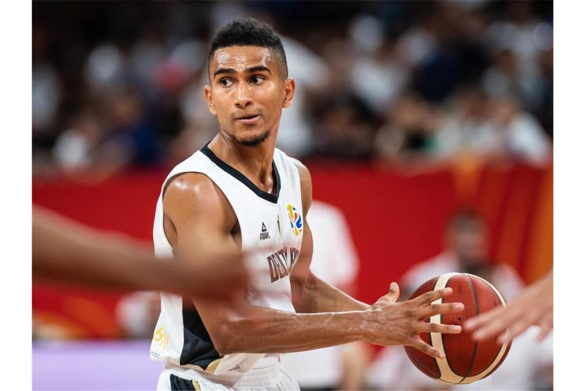 Deutsche Basketballer rücken ohne Schröder zusammen Deutschlands Maodo Lo hält den Ball. Foto: Swen Pförtner/dpa/Archivbild