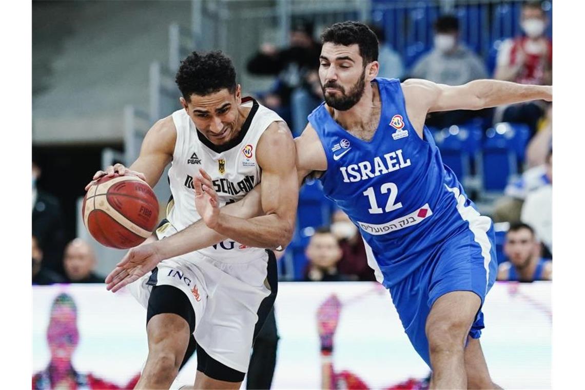 Gute Aussichten für tollen Basketball-Sommer Deutschlands Maodo Lo (l) zieht gegen Israels Rafael Menco zum Korb. Foto: Uwe Anspach/dpa