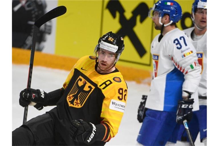 Deutschlands Marcel Noebels jubelt über ein Tor im Auftaktmatch gegen Italien. Foto: Roman Koksarov/dpa