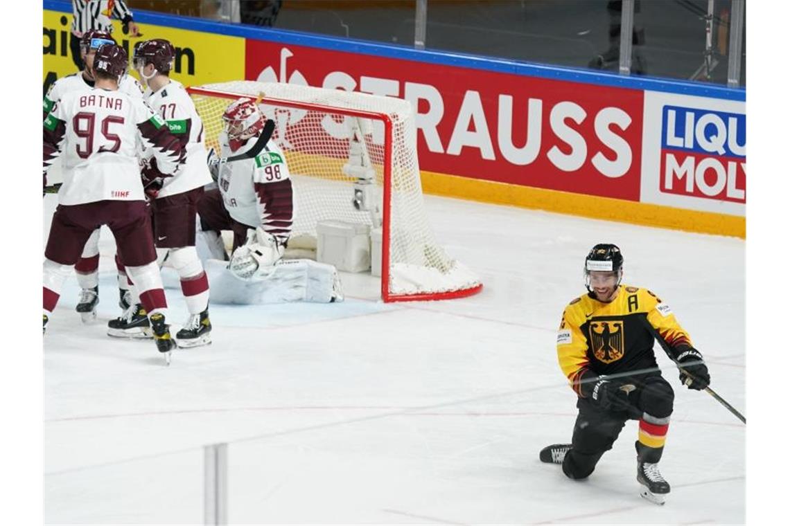 Hoffen auf den Coup: DEB-Team im Viertelfinale gegen Schweiz Deutschlands Marcel Noebels (r) jubelt nach seinem Treffer. Foto: Roman Koksarov/dpa