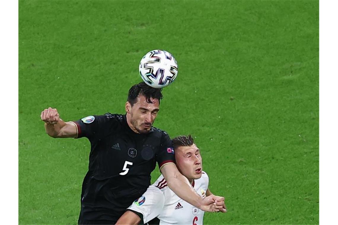 „Nervenkrimi“: Goretzka rettet DFB-Elf ins EM-Achtelfinale Deutschlands Mats Hummels und Ungarns Willi Orban (r) in Aktion. Foto: Christian Charisius/dpa