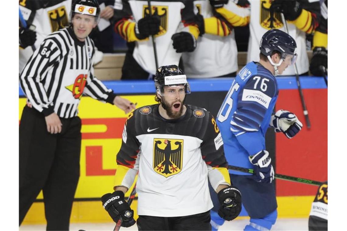 „Bronze - egal wie“: DEB-Team verpasst Endspiel unglücklich Deutschlands Matthias Plachta jubelt nach seinem Tor zum 1:2. Das Spiel ist wieder offen. Foto: Sergei Grits/AP/dpa