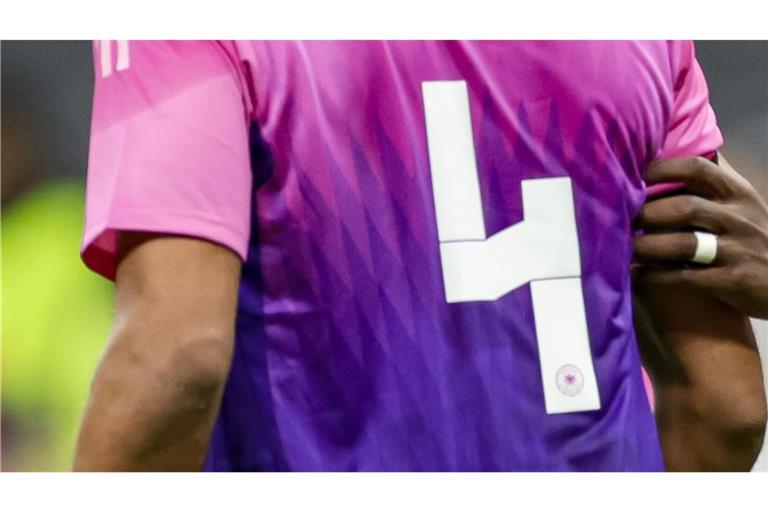 Deutschlands Nationalspieler Jonathan Tah trägt beim Fußball-Länderspiel  Deutschland gegen Niederlande am 26. März 2024 in Frankfurt am Main das Adidas-Trikot mit der Rückennummer "4".