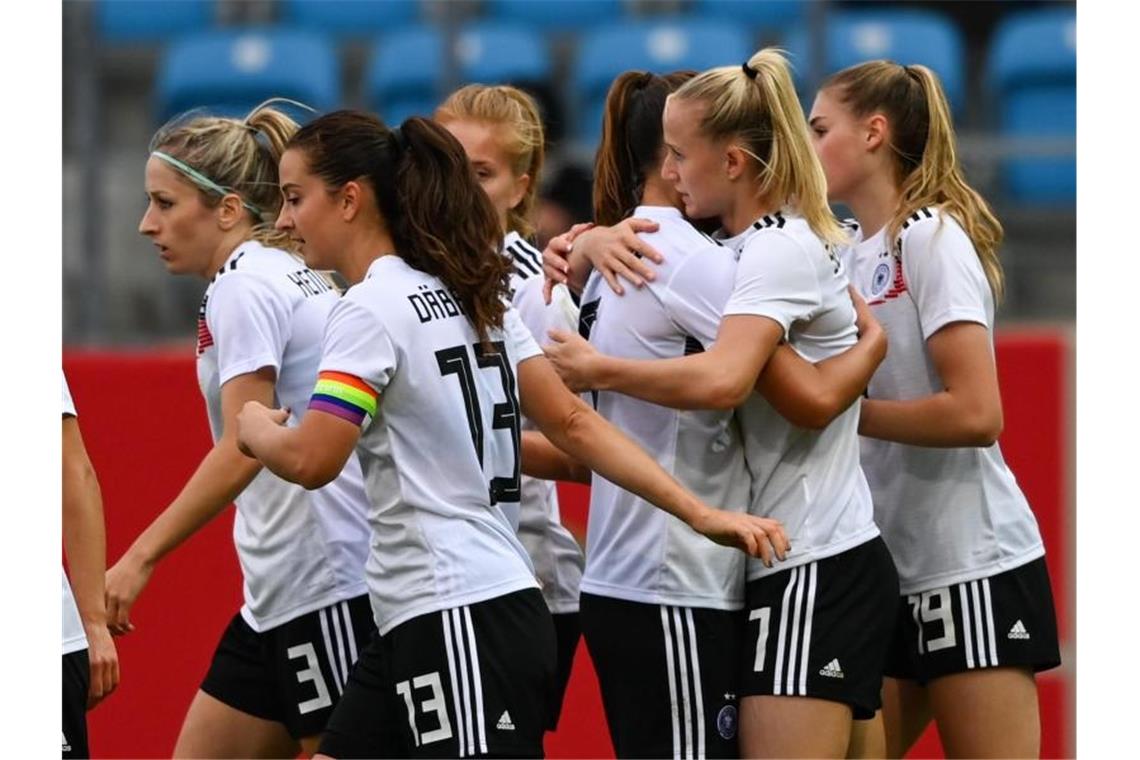 Deutschlands Nationalspielerinnen feiern ein weiteres Tor beim 5:1-Sieg gegen Serbien. Foto: Hendrik Schmidt/dpa-Zentralbild/ZB