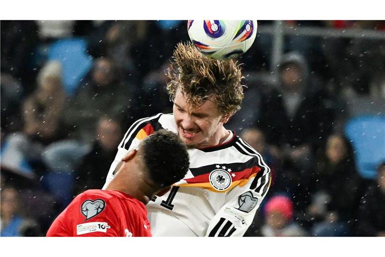 Deutschlands Nick Woltemade in Aktion gegen Luxemburgs Marvin Martins.