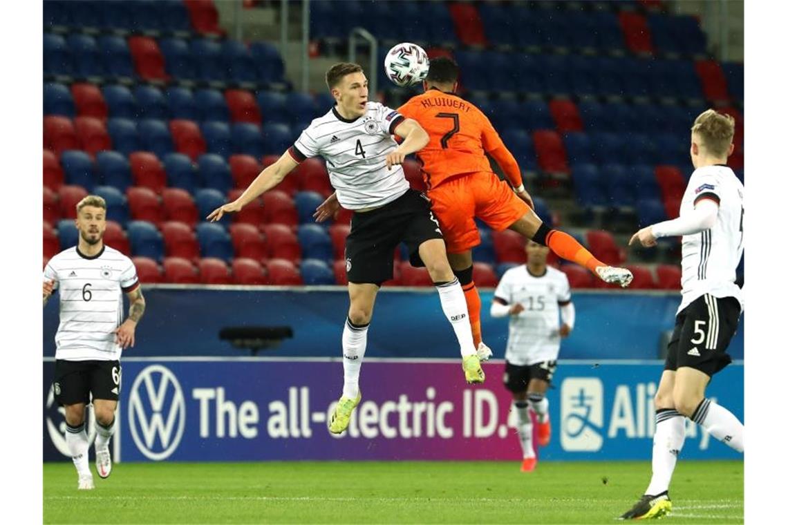 Nmecha rettet Remis - Umkämpftes EM-Duell gegen Oranje Deutschlands Nico Schlotterbeck (l) und der Niederländer Justin Kluivert liefern sich ein Kopfballduell. Foto: Csaba Domotor/dpa