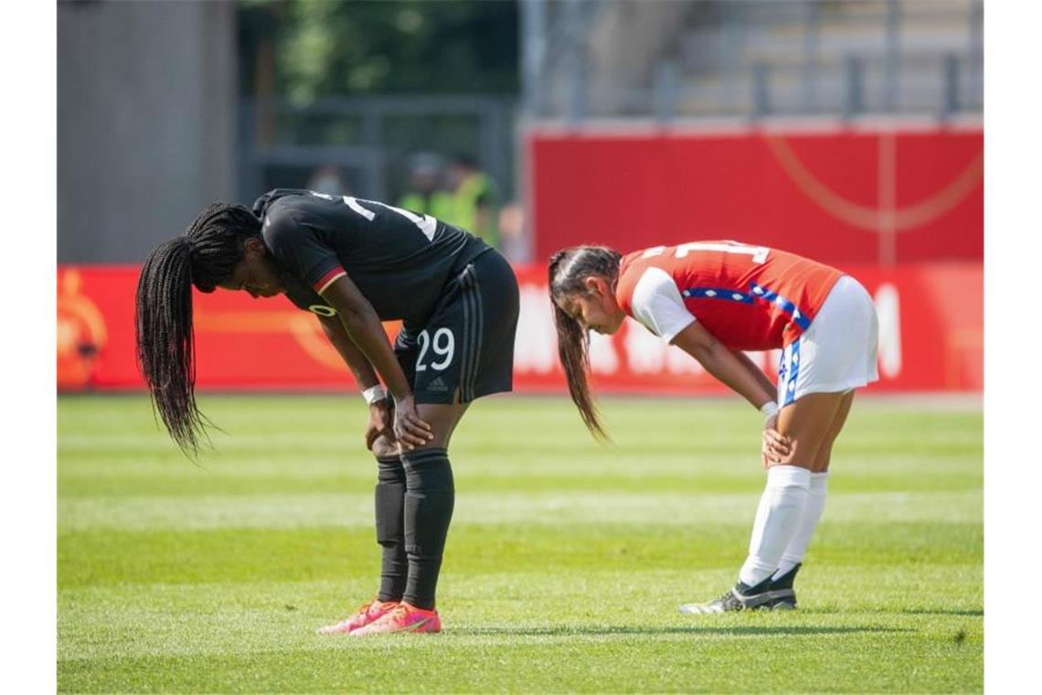 Deutschlands Nicole Anyomi (l) und Chiles Daniela Pardo lassen nach dem Spiel den Kopf hängen. Foto: Sebastian Gollnow/dpa