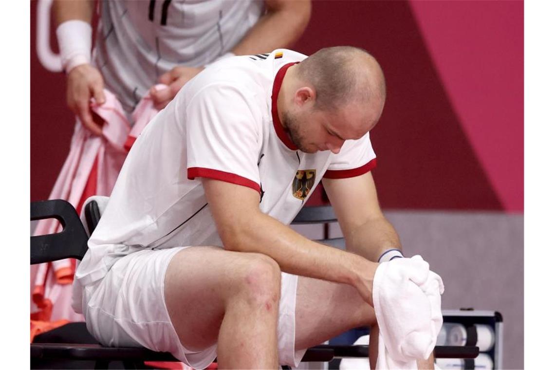 Wieder ohne Medaille: Handballer hinken Weltspitze hinterher Deutschlands Paul Drux sitzt nach der Niederlage gegen Ägypten enttäuscht auf der Bank. Foto: Jan Woitas/dpa-Zentralbild/dpa