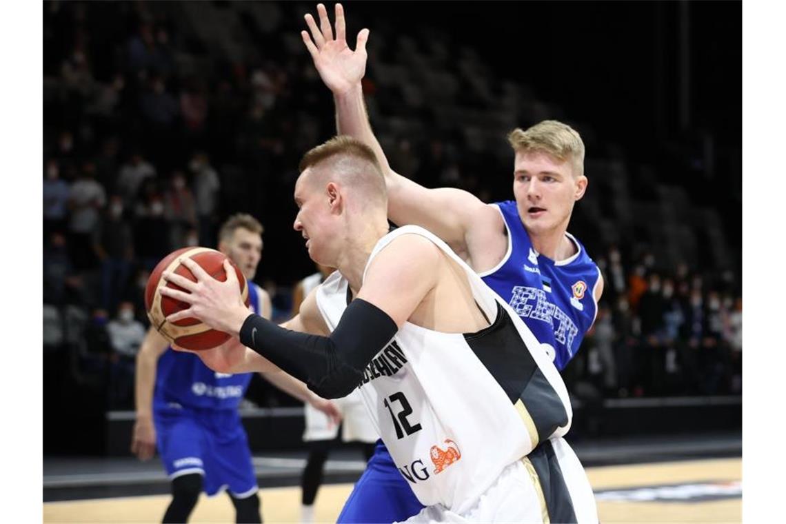 „Einfach enttäuscht“: Tiefschlag für deutsche Basketballer Deutschlands Robin Benzing (l) zieht gegen Kaspar Treier aus Estland zum Korb. Foto: Daniel Karmann/dpa