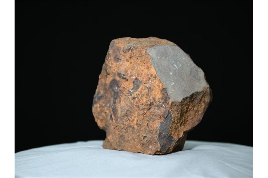 Meteoritenfund - Sensation schlummerte Jahrzehnte im Garten Deutschlands schwerster Steinmeteorit im Planetarium in Laupheim. Der Stein wurde bereits 1989 in Blaubeuren gefunden. Foto: Felix Kästle/dpa
