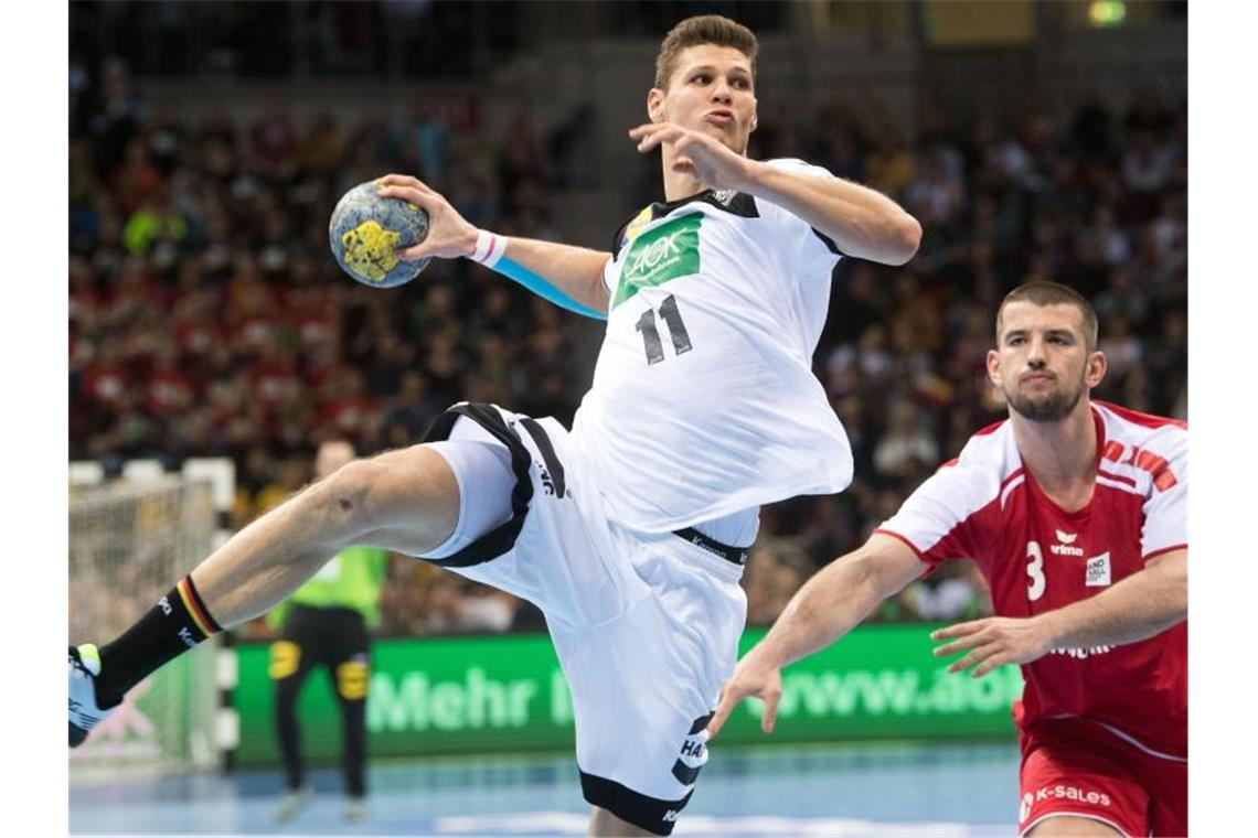 Deutschlands Sebastian Heymann (l) und der Schweizer Lucas Meister kämpfen um den Ball. Foto: Federico Gambarini/dpa/Archivbild