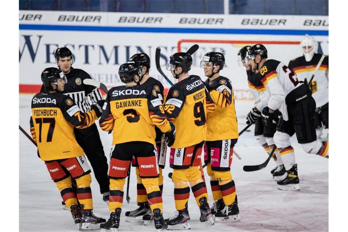 Deutschlands Spieler freuen sich über das Tor zum 5:1 gegen das Top Team Peking, das Olympia-Perspektivteam des DEB. Foto: Rolf Vennenbernd/dpa