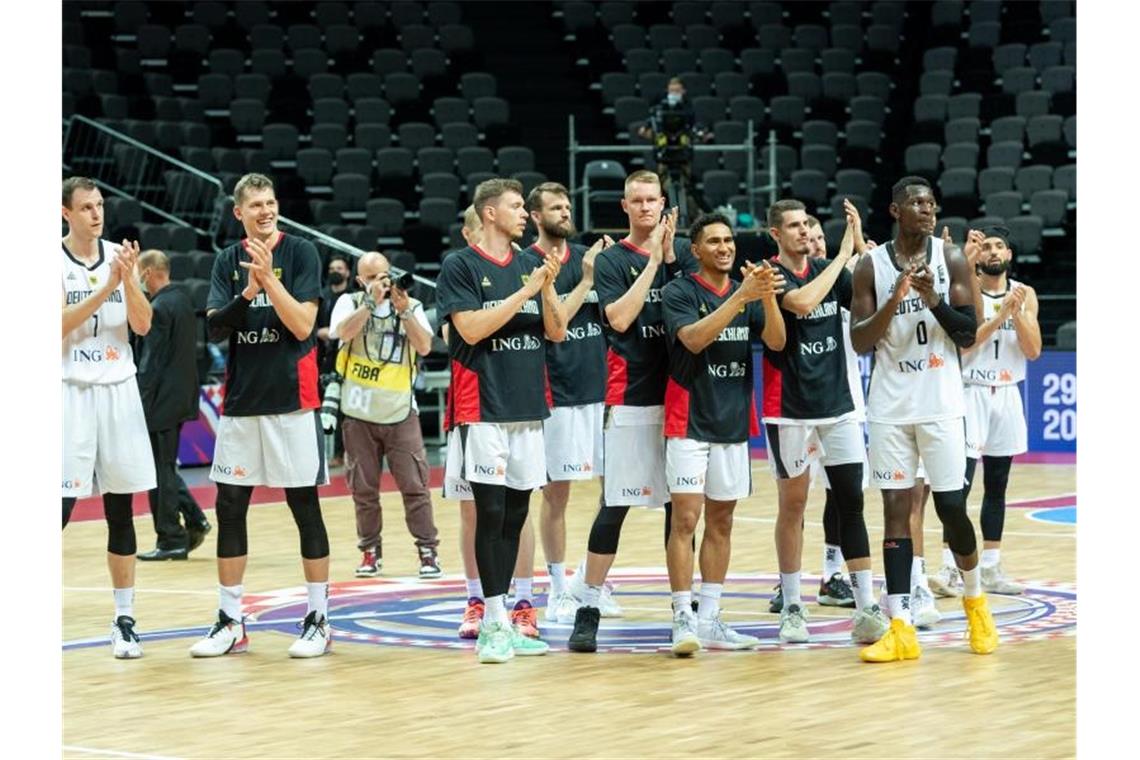 Olympia-Qualifikation: Deutsche Basketballer gegen Russland Deutschlands Spieler jubeln nach dem Spiel gegen Mexiko. Foto: Tilo Wiedensohler/dpa