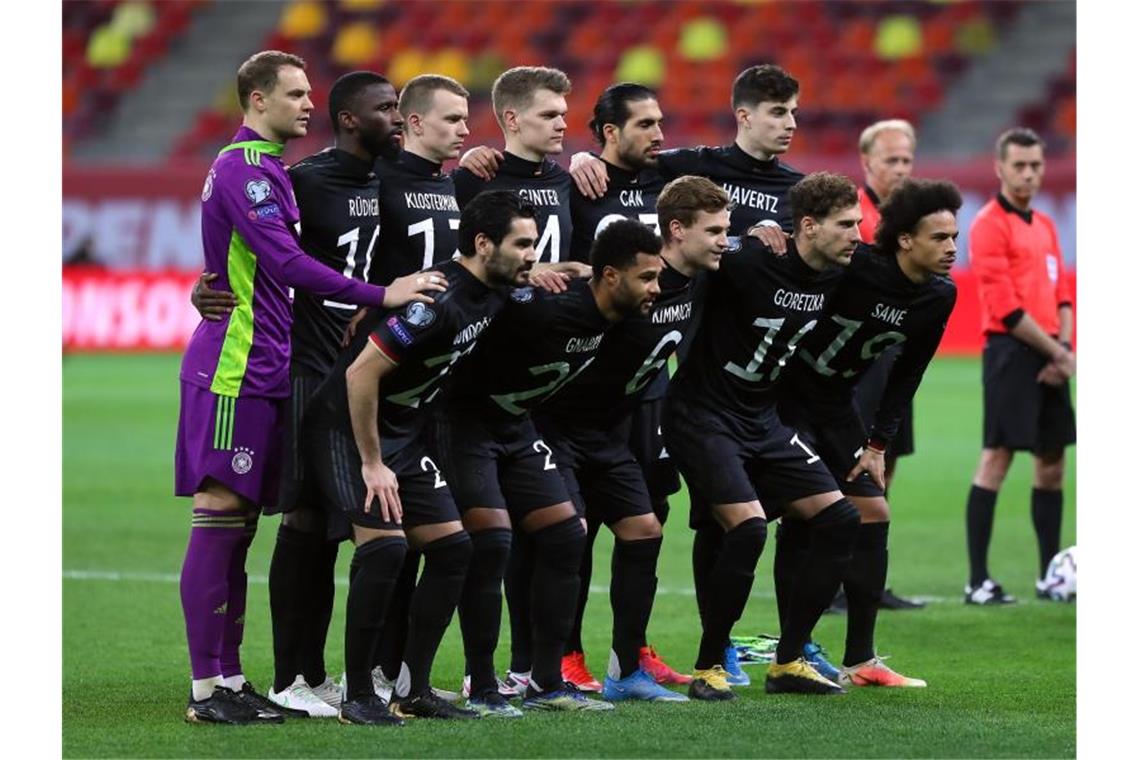 Erfolgreich in EM-Sommer - Löw: „Darauf können wir aufbauen“ Deutschlands Spieler stehen vor dem Anpfiff für eine Gruppenfoto zusammen. Foto: Stefan Constantin/dpa