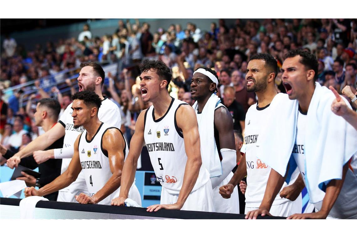 Deutschlands Spieler um Tristan Da Silva (M) reagieren während des Spiels gegen Slowenien bei der Basketball-EM auf der Bank.