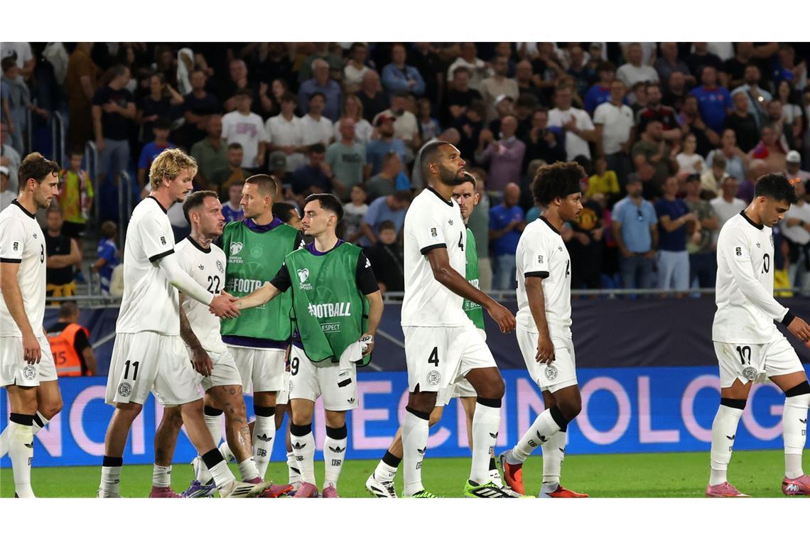 „Können keine schlechte WM spielen, wenn wir uns nicht für die WM qualifizieren“ Deutschlands Spieler verlassen nach der Niederlage gegen die Slowakei enttäuscht das Narodny Futbalovy Stadion.