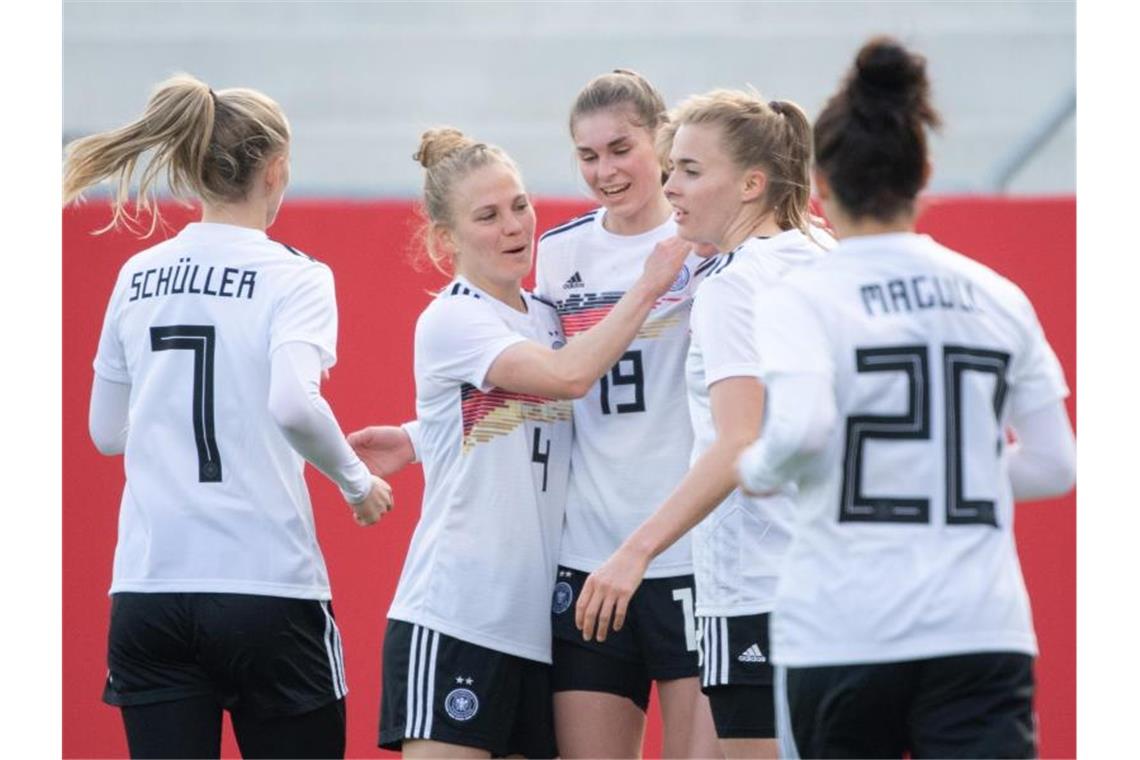 Deutschlands Spielerinnen haben das Länderspiel gegen Norwegen mit 3:1 gewonnen. Foto: Sebastian Gollnow/dpa