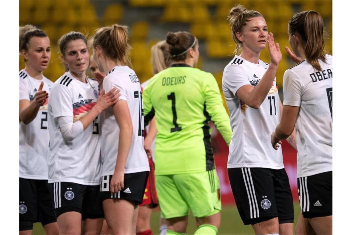 Deutschlands Spielerinnen klatschen sich nach dem 2:0-Sieg ab. Foto: Federico Gambarini/dpa